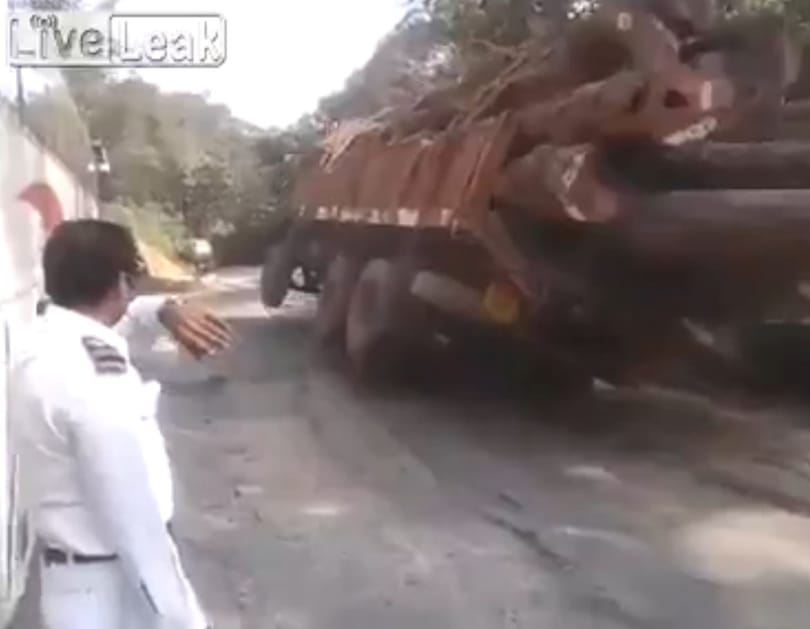 Ilyen, amikor szakadékba zuhan egy teherautó - videó
