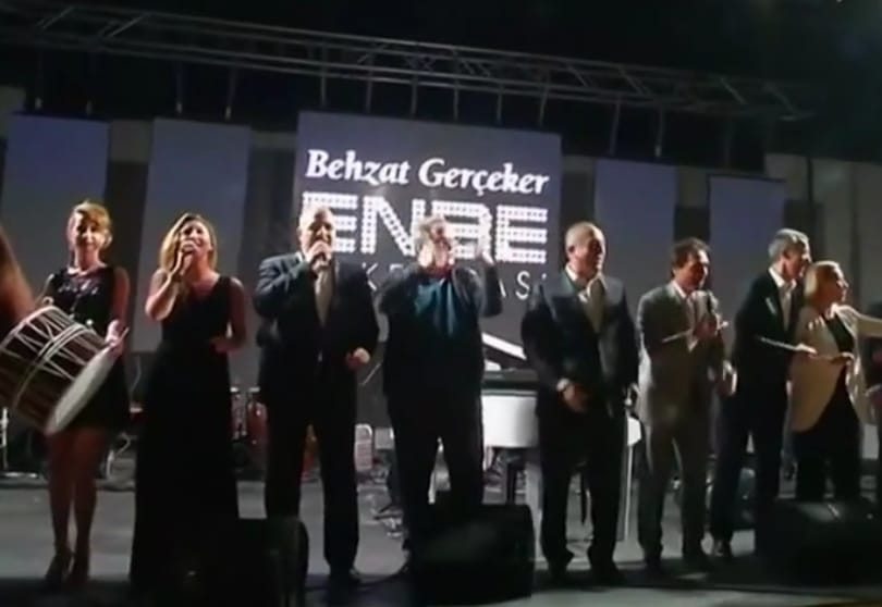 Fontos és komoly emberek üvöltötték egymásba karolva a világslágert - videó