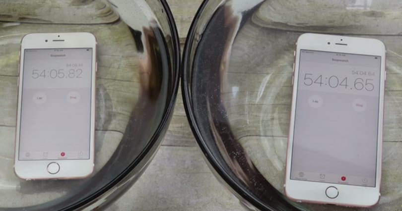 Videó: Így viselkedtek vízben az új iPhone-ok