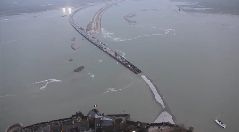 Ritka jelenséget vettek videóra egy francia szigetnél - gyorsított felvétel