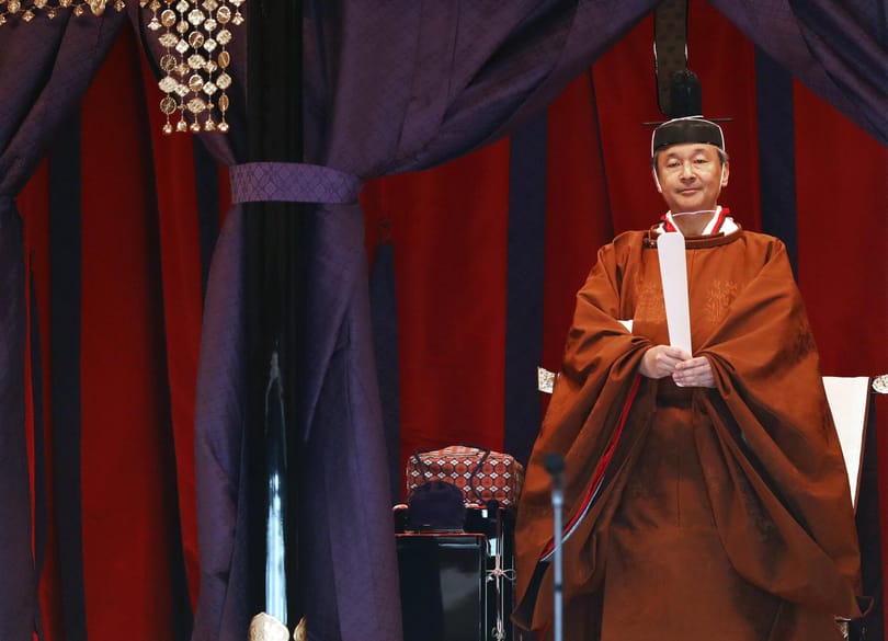 Áder János is végignézte, ahogy elfoglalta a trónt az új japán császár