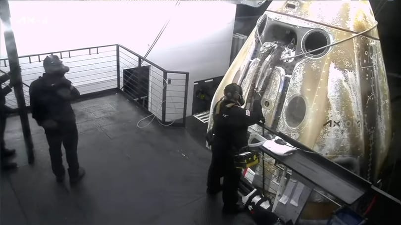 Landolt a Csendes-óceánban Kapu Tiborék űrhajója, kezdődik a legénység kiemelése – élő videó