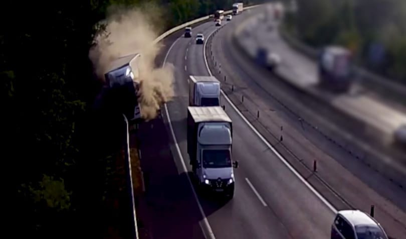 Közel 300 méteren át tarolta le az M3-as szalagkorlátját egy kamion – videó