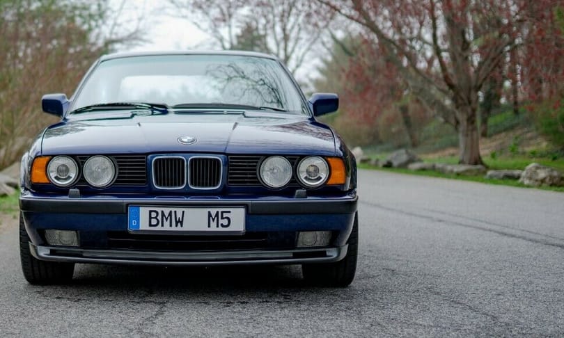 30 éves, de csak 10 ezer kilométert futott BMW M5-öt árulnak
