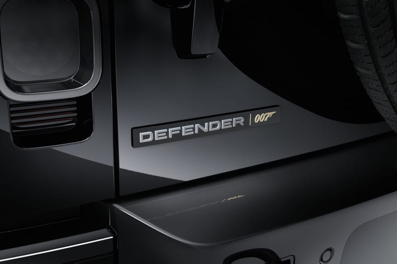 Jön az új James Bond-film, a Land Rovertől pedig a Defender V8 Bond Edition 