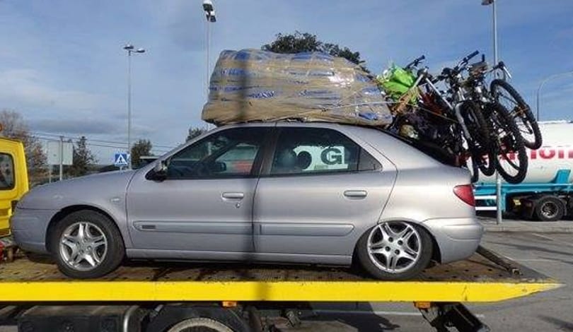 Ugye ilyet senki nem csinál? Felpókozták a lapostévét belülről az autó plafonjára - fotó