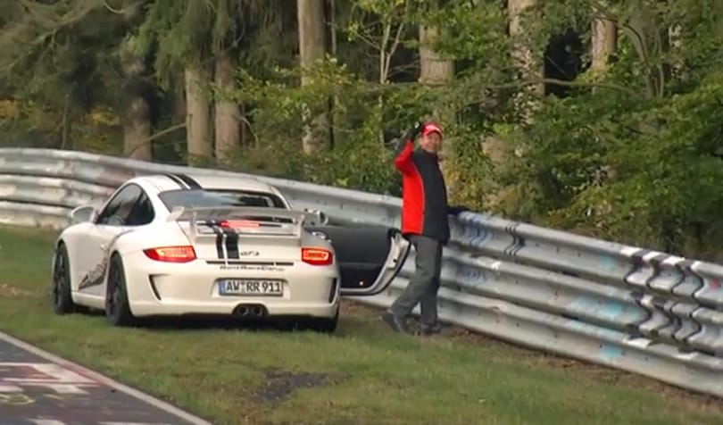 Videó: így kell kidobni a taccsot és tovább menni egy Porschéval