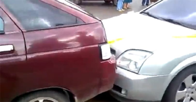 Összeütköztek egy orosz esküvői nászmenet autósai - videó