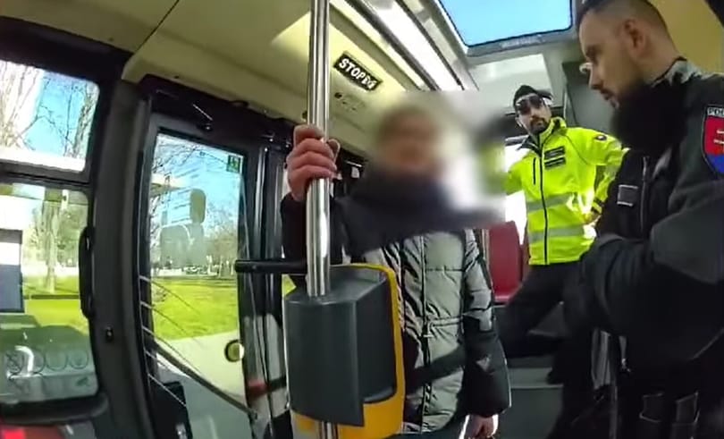 Ötéves kislányra támadt egy nő egy pozsonyi buszon – videó