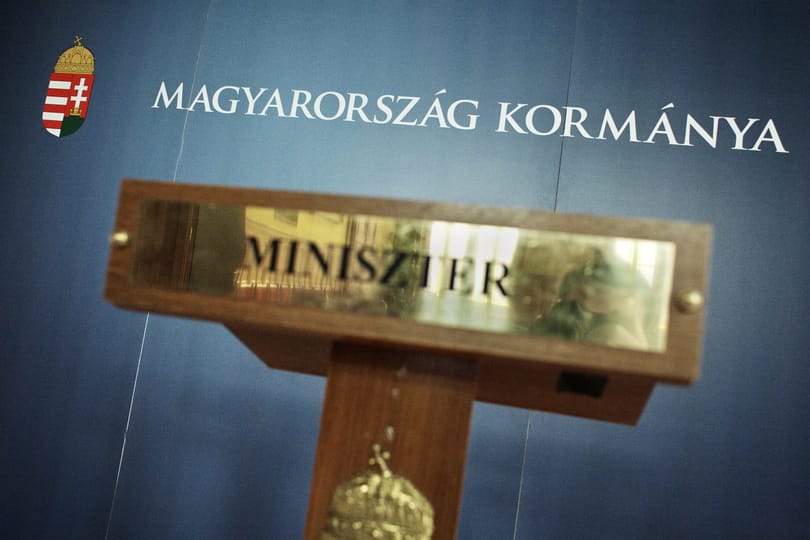 Ha kell, átvilágításra is elküldik Lázárék gyakornokait