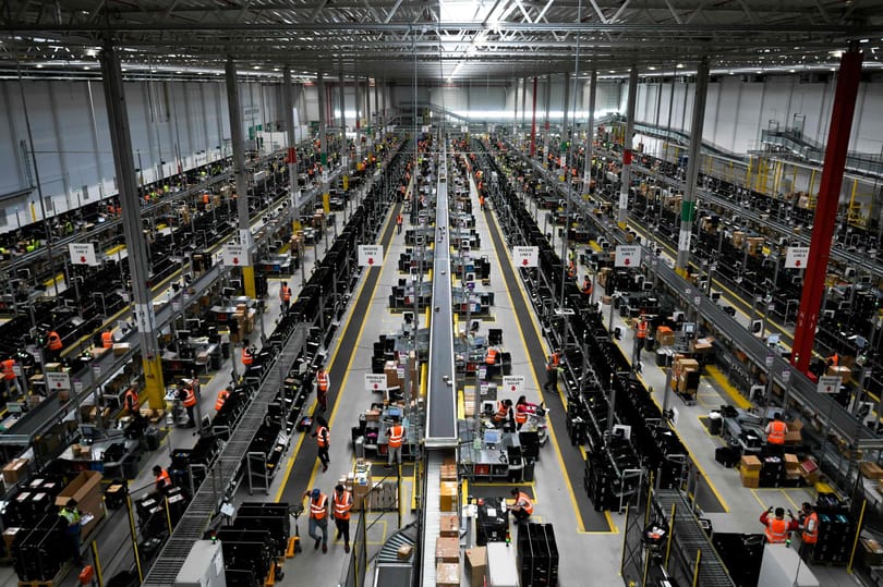 Mintha videojátékban lennének, úgy dolgoznak az Amazon raktáraiban