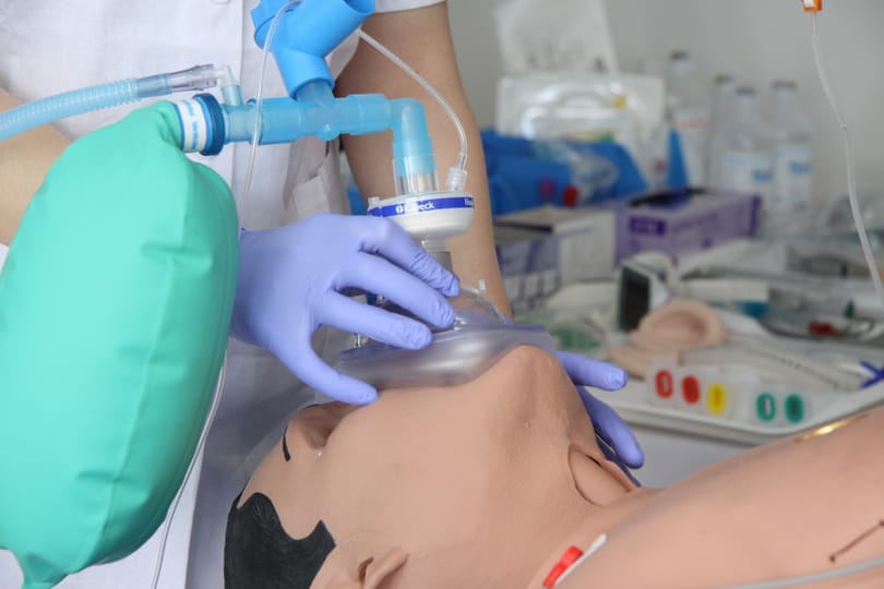 Lélegző, pislogó bábuk - hipermodern laborban képzik a magyar orvosokat