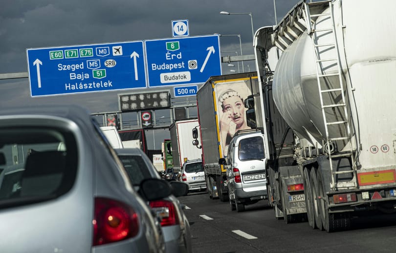 Baleset miatt 6-7 kilométeres torlódás alakult ki az M0-son, mentők is érkeztek a helyszínre