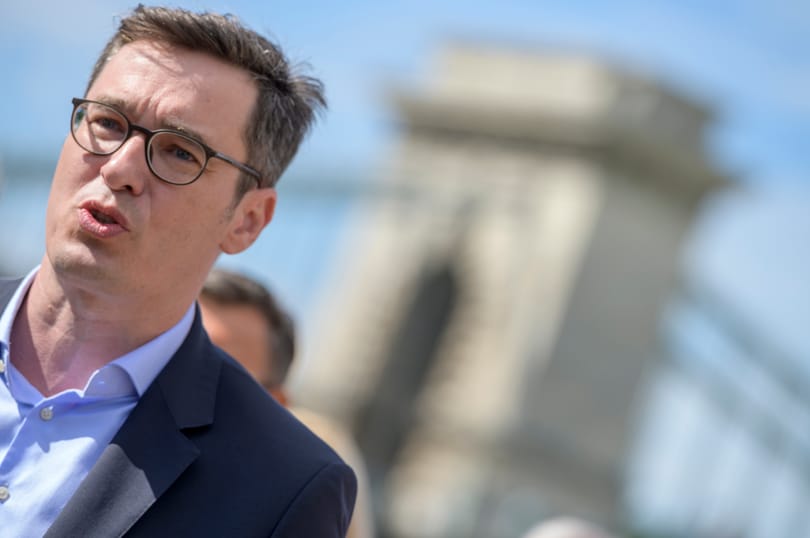 Karácsony: Egy felcsúti vacsorán dőlhet el, mennyibe fog kerülni a Lánchíd felújítása