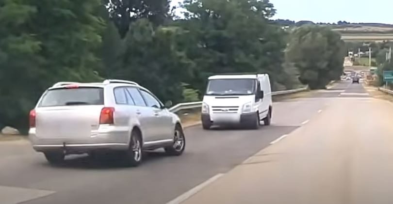 Majdnem végzeteset hibázott egy türelmetlen autós Sóskúton – videó