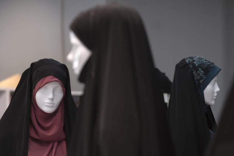 Meghalt egy iráni nő, miután őrizetbe vette az erkölcsrendészet
