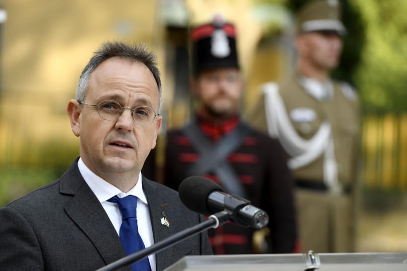 Úgy beleszállt a helyi újságba választási bemutatkozásában a fideszes Bús Balázs, hogy kapásból helyreigazítást mellékeltek hozzá