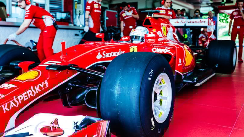 Jól mutatnak a jövő évi extraszéles gumik Vettel versenyautóján