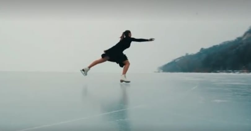 Zseniális kisfilm a befagyott Balatonról – és egy korcsolyás lányról
