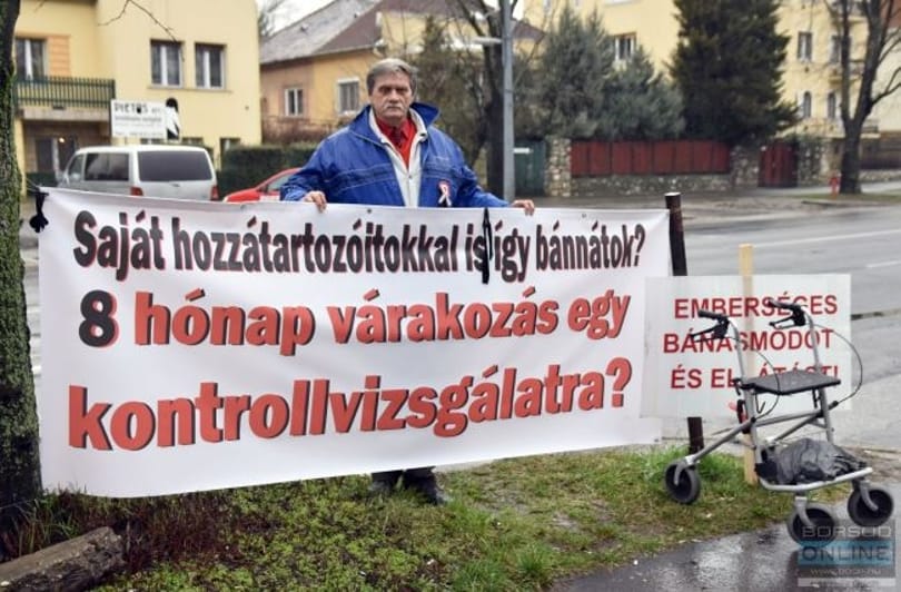 A kórházi várólisták miatt tüntet hetekig egy férfi Miskolcon