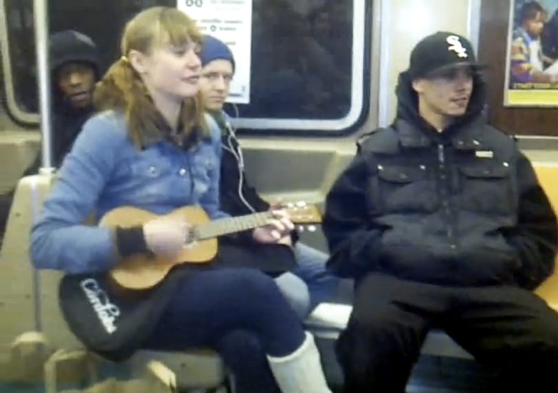 Ó, ha a budapesti metrón is ilyen vidám lenne az élet! (videó)