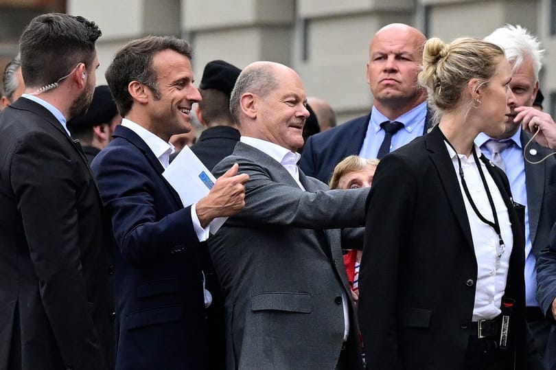 Nem volt megelégedve Macron a szelfivel, amit Scholz csinált, kért egy újat