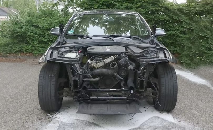 Szinte csak a „csontvázát” hagyták meg a tolvajok egy utcán parkoló BMW-nek