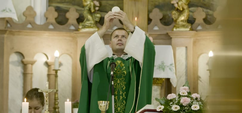 „A bűnöm az, hogy eddig húztam” – egy családját titkoló magyar katolikus pap mutat rá, hogy mennyire meghaladott a cölibátus