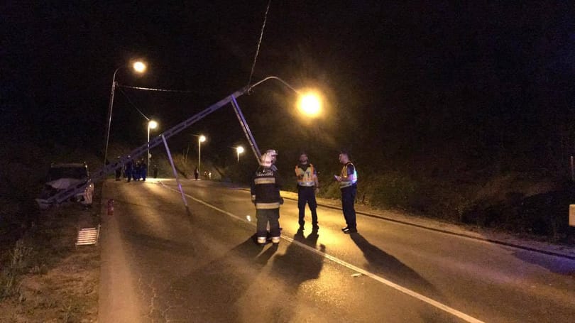 Oszlopott döntött ki egy autó a Budakeszi úton - fotó 