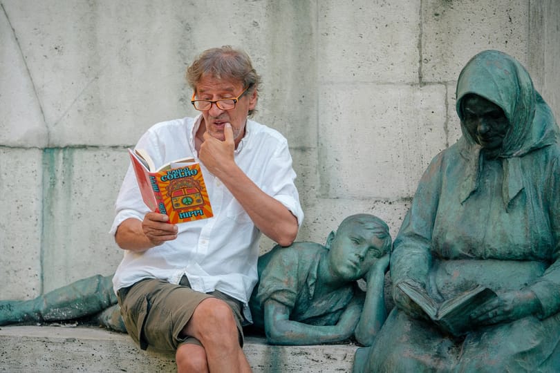Erre nem számítottunk: Mucsi Zoltán Coelhóval a kezében járja a maga útját