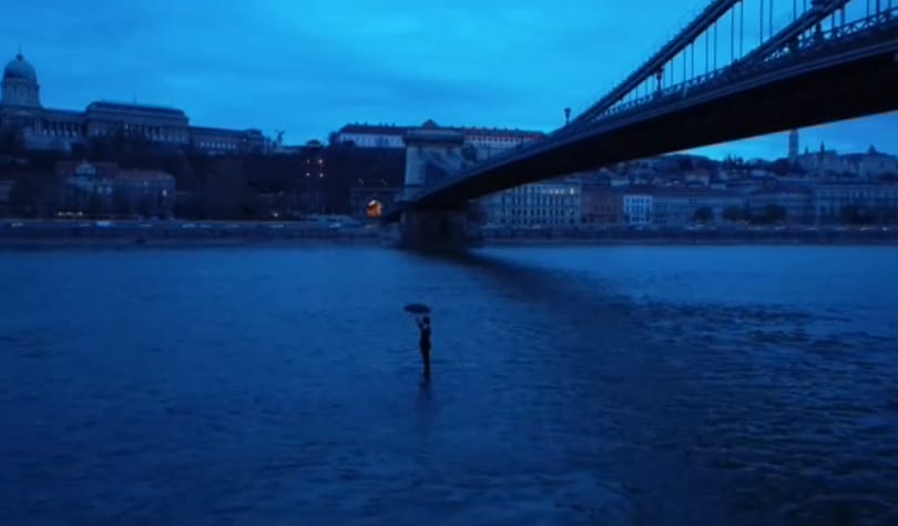Ön is látta ezt a rejtélyes esernyős férfit a Duna közepén? Kiderült, ki az