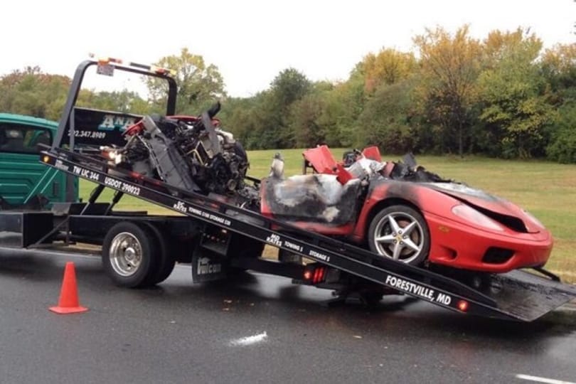 Hátulról csapódtak bele a lángoló Ferrarihoz kiérkezett tűzoltóautóba