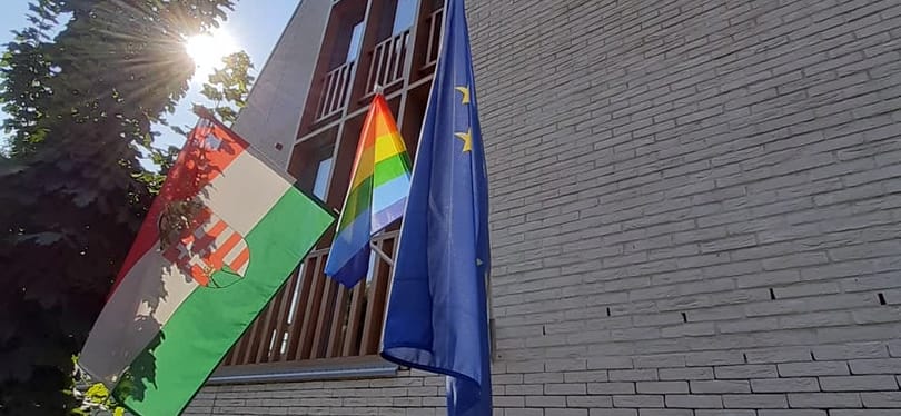 Orbán Viktor és Szájer József egykori szakkollégiuma is kitűzte a szivárványos zászlót