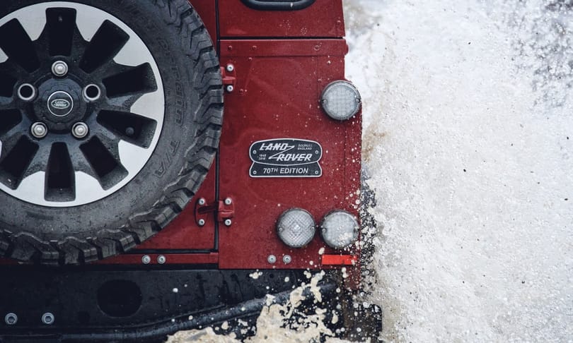 Unatkozott a brit nyugdíjas, megépítette a világ legkülönlegesebb Land Rover Defenderét