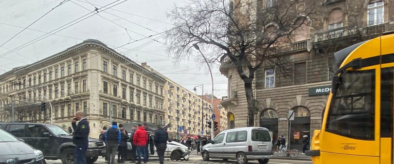 Három autó karambolozott a Nagykörúton, pótolni kellett a 4-es, 6-ost – fotó
