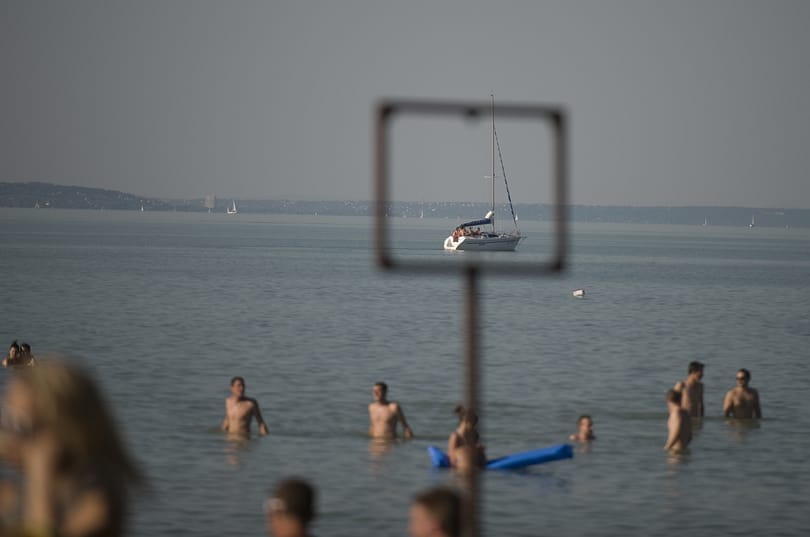 Horog állt egy nő lábába a Balatonnál, alig talált orvost, aki kiszedte