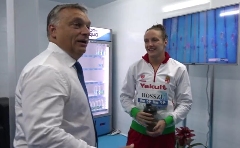 Orbán kezet csókolt Hosszú Katinkának - videó