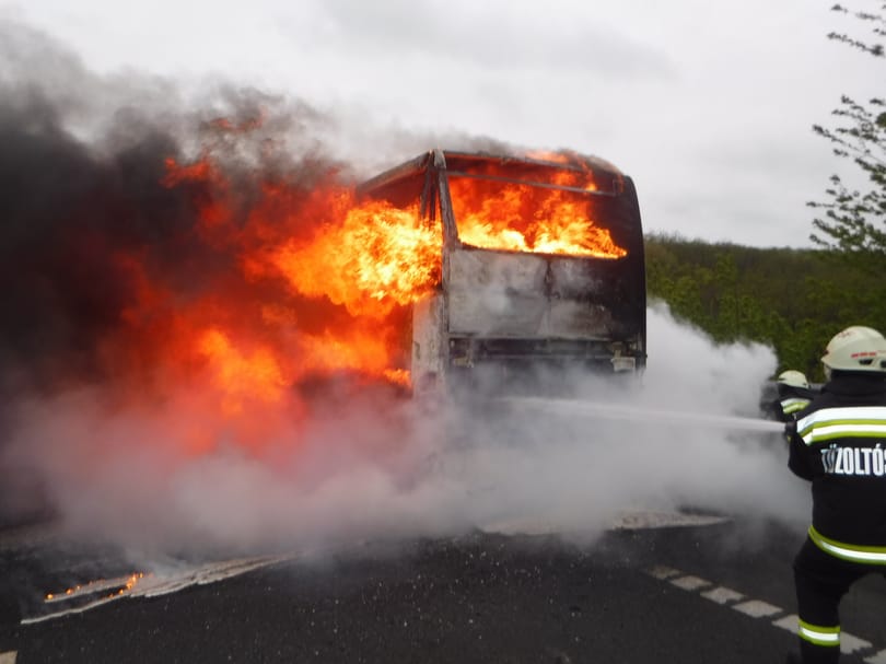 Fotó: Így lángolt a busz az M7-esen