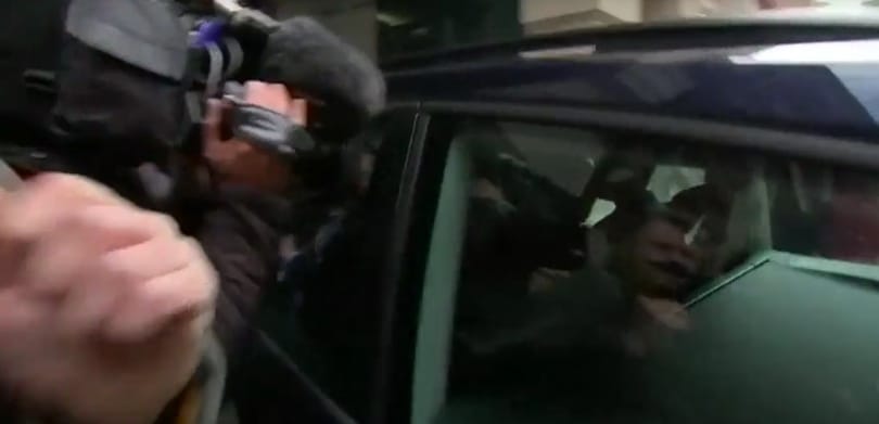 Autóval lökte fel a BBC operatőrét a brit Munkáspárt elnöke - videó