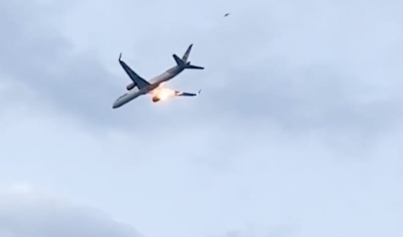 Kigyulladt egy Boeing hajtóműve, kényszerleszállást hajtott végre a repülőgép – videó