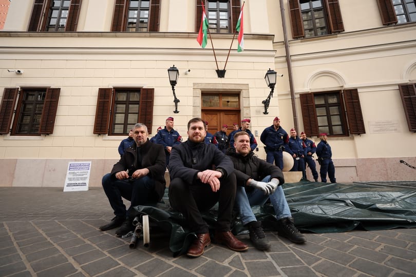 Ismét kordont bontott a Momentum a Karmelitánál – élőben jelentkeztünk a helyszínről