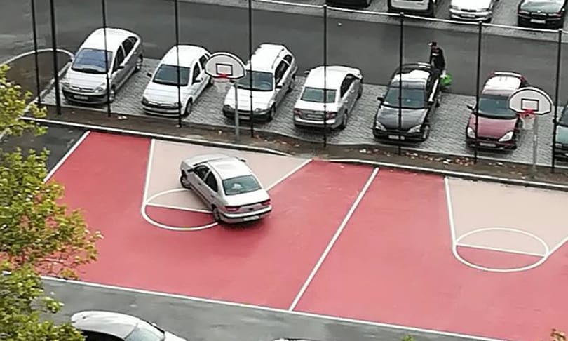 Pofátlan parkolás, mester fokozat: Kispesten már a kosárlabdapalánkok alá is beállnak