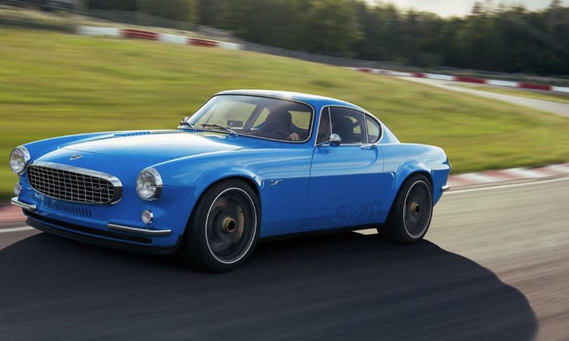 Teljesen magára van hagyatva a sofőr a Volvo retro sportkocsijában