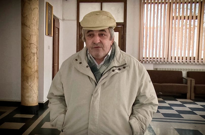 Ez a férfi hivatalosan nem él és egy ideig még halottként kell élnie – fotó