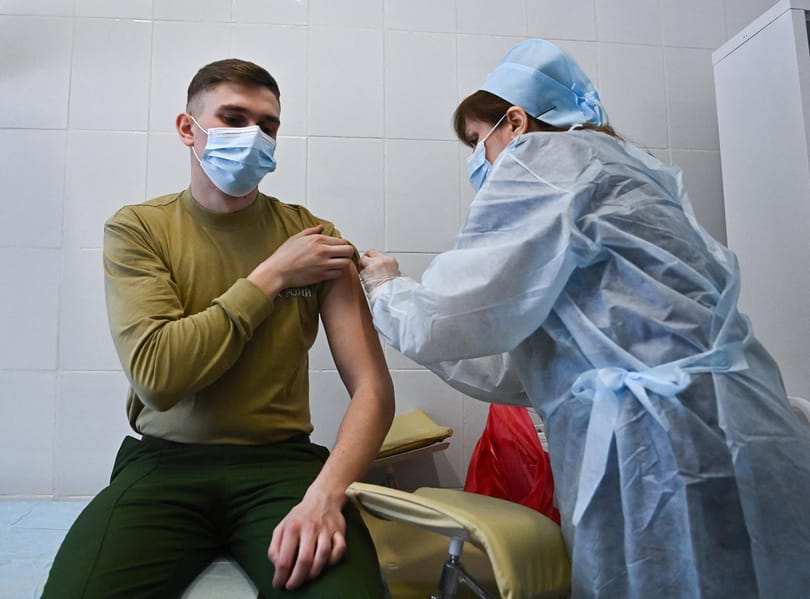 Vizsgálja az EMA, hogy tényleg önként vettek-e részt az orosz katonák a Szputnyik V tesztelésében 
