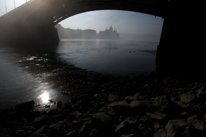 Apad a Duna, leállíthatják a kereskedelmi hajókat