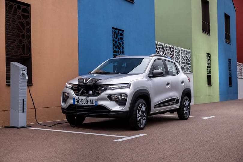 Napi öt euróért kínálja a Dacia elektromos autóját egy francia hipermarket