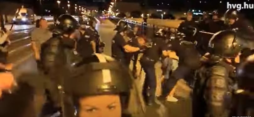 Így vitték földre az egyik tüntetőt a rendőrök – videó