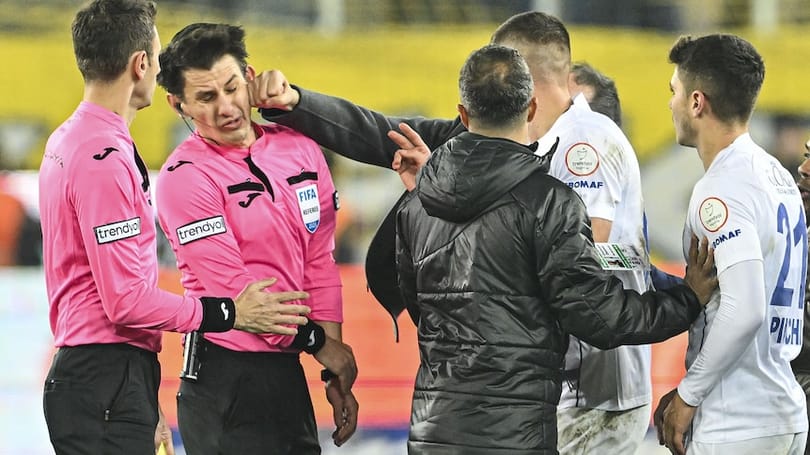 Botrány a török Szuperligában, az Ankaragücü elnöke behúzott egyet egy játékvezetőnek - videó