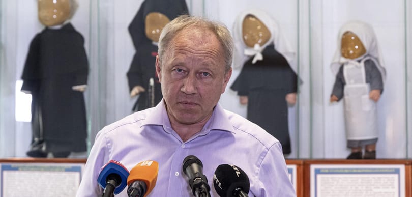Elküldték a Honvédkórházból a bangladesi sziámi ikreket szétválasztó sebészprofesszort